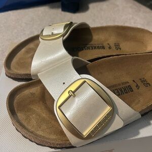 Buckle strap Birkenstock sandals!